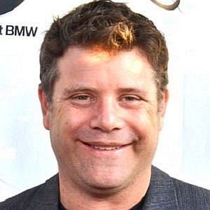 Sean Astin height and weight. 