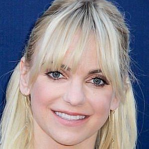 who is Anna Faris dating