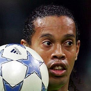 who is Ronaldinho dating